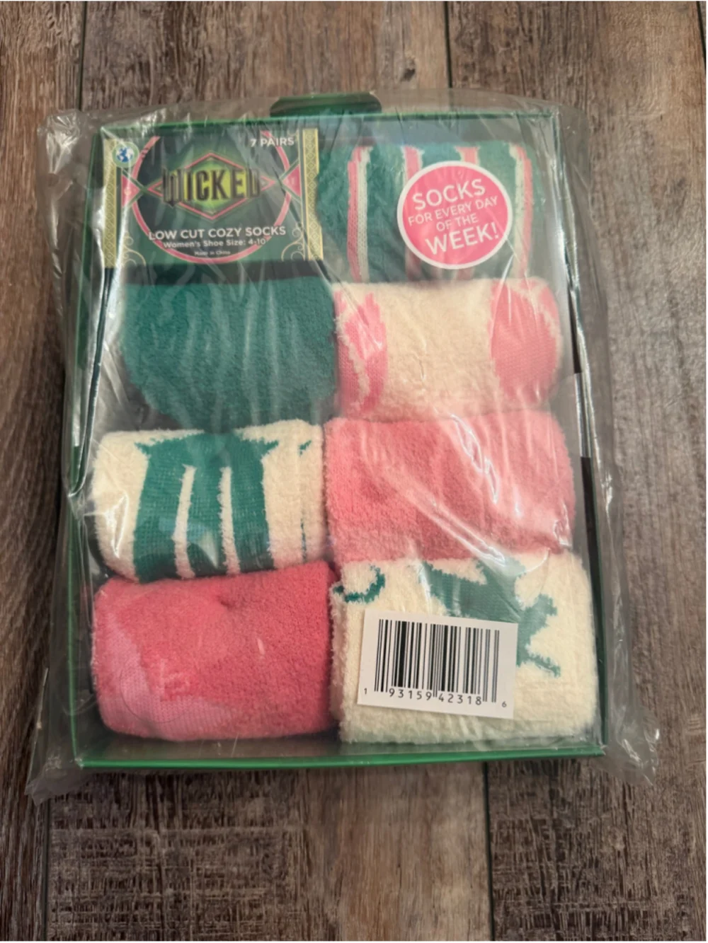 NEW Wicked Cozy Socks 7-Pair Set One Size Green and Pink